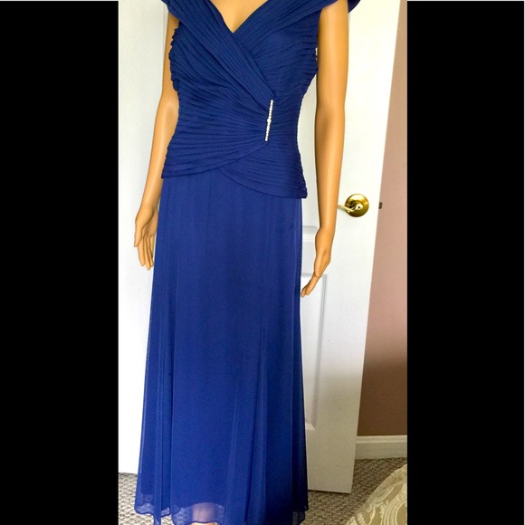 Ruched V- Neck Chiffon Dress - Picture 2 of 6